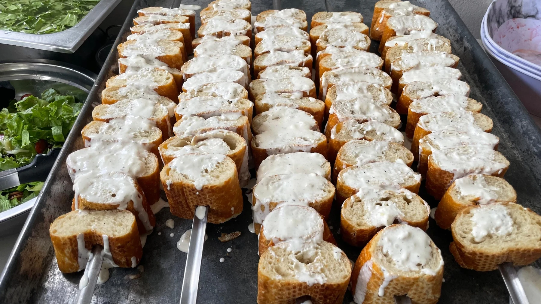 Pan con crema de ajo para acompañar las espadas brasileñas