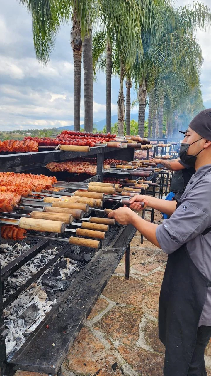 Servicio de espadas brasileñas al carbón en un evento en Querétaro